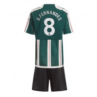 Otroški Nogometni dresi Manchester United Bruno Fernandes #8 Gostujoči 2023-24 Kratek Rokav (+ Kratke hlače)